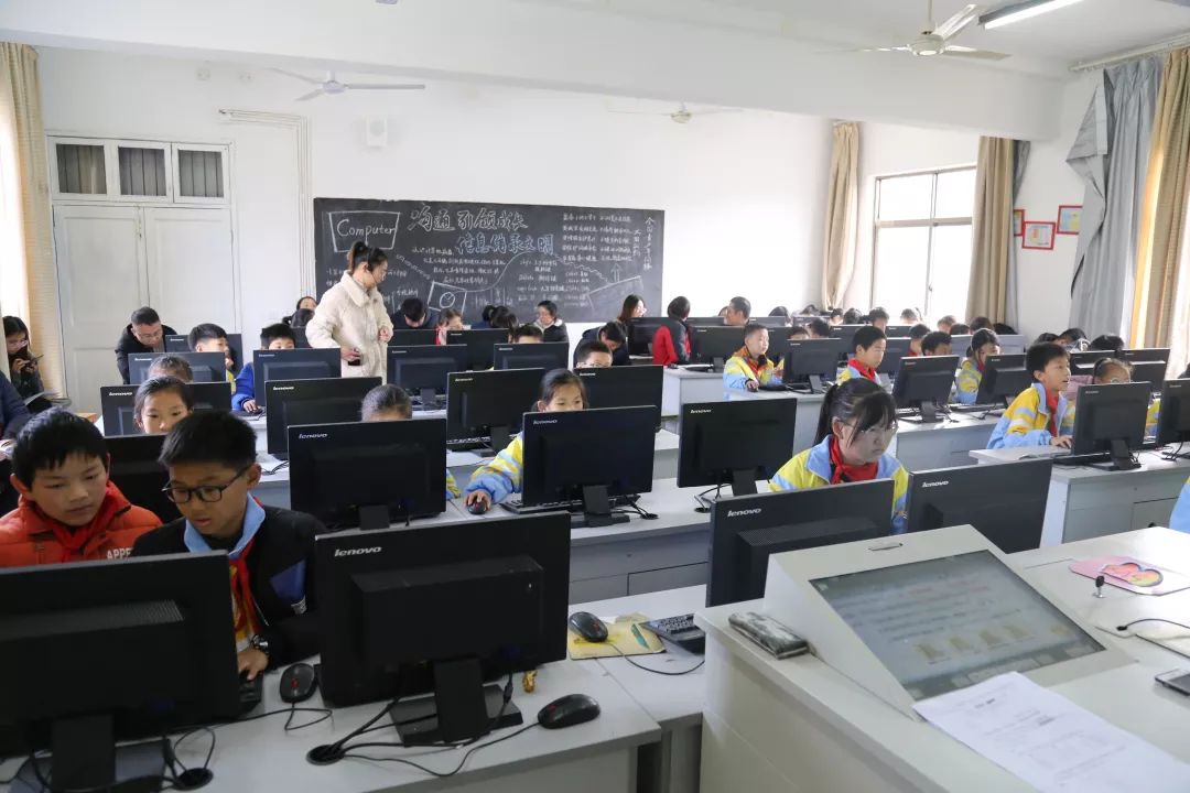 創(chuàng)新教學(xué)共研究 信息技術(shù)融課堂--縣信息教研活動(dòng)在花橋中小舉行